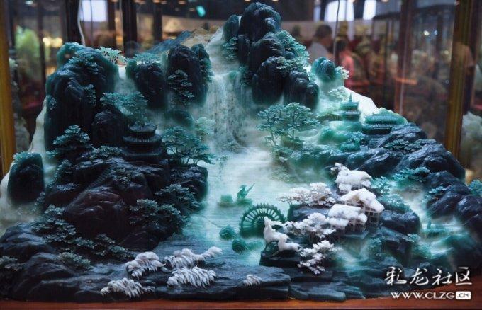新手在停车时，该如何判断与前后车的距离呢？游戏画面